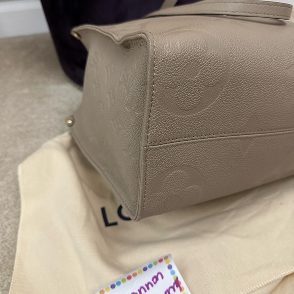 ⭐️Like New ⭐️ Louis Vuitton OnTheGo MM - Picture 6 of 16